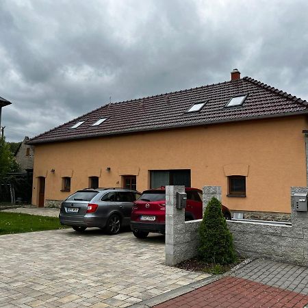 Tršice Prijemny Podkrovni Byt S Parkovanim Na Pozemku. מראה חיצוני תמונה