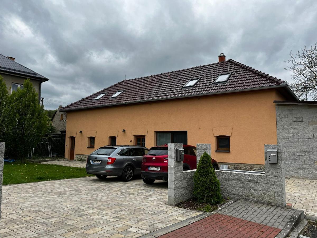 Tršice Prijemny Podkrovni Byt S Parkovanim Na Pozemku. מראה חיצוני תמונה